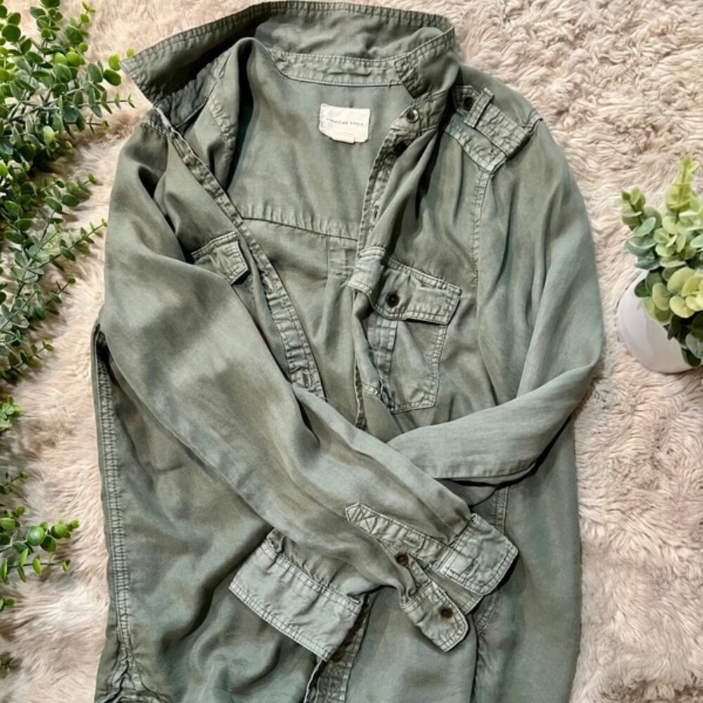 American Eagle Green Boyfriend Fit Button-Up Shirt – Size S